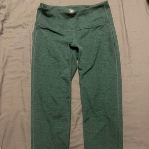 Lightly worn emerald 3/4 length Old Navy Active leggings!